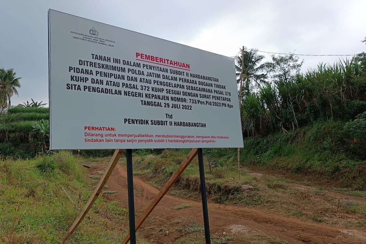 Papan penyitaan oleh Subdit II Hardabangtah Ditreskrimum Polda Jawa Timur di titik lokasi pembangunan Grand Emerald Malang, Desa Gondowangi, Kecamatan Wagir, Kabupaten Malang.