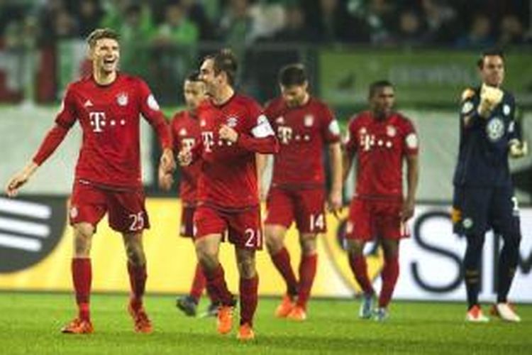 Para pemain Bayern Muenchen melakukan selebrasi setelah sukses menjebol gawang Wolfsburg pada laga DFB Pokal di Volkswagen Arena, Selasa (27/10/2015)