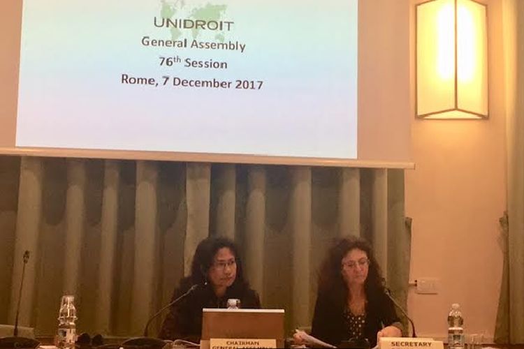 Duta Besar RU untuk Italia, Esti Andayani memimpin pertemuan ke-76 Majelis Umum (General Assembly) UNIDROIT yang diselenggarakan di kantor pusatnya di Roma tanggal 7 Desember 2017.