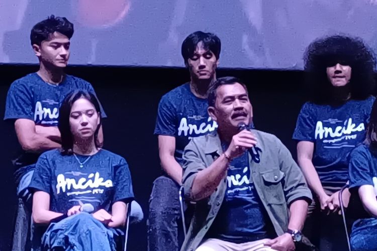 Produser film Ancika 1995 (memegang mikrofon) dan aktris Zee JKT48 (dua dari kiri) bersama para pemeran lainnya dan tim produksi saat perilisan trailer di CGV Grand Indonesia, Jakarta Pusat, Rabu (22/11/2023).