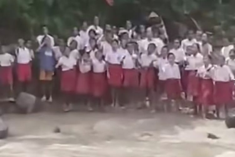 Viral Siswa SD Teriaki Pejabat “Ayo Maju-Maju” dari Seberang Sungai, Ini Kejadiannya