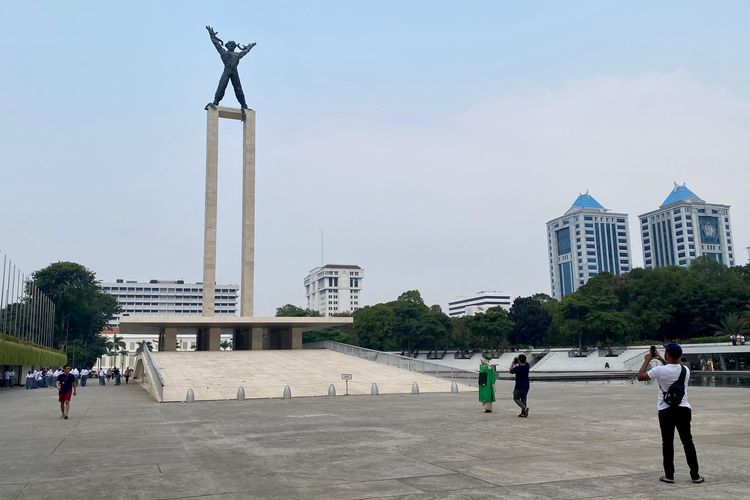 Pengunjung yang sedang berfoto-foto di Lapangan Banteng, Jakarta Pusat, pada Kamis (21/9/2023) sore. 