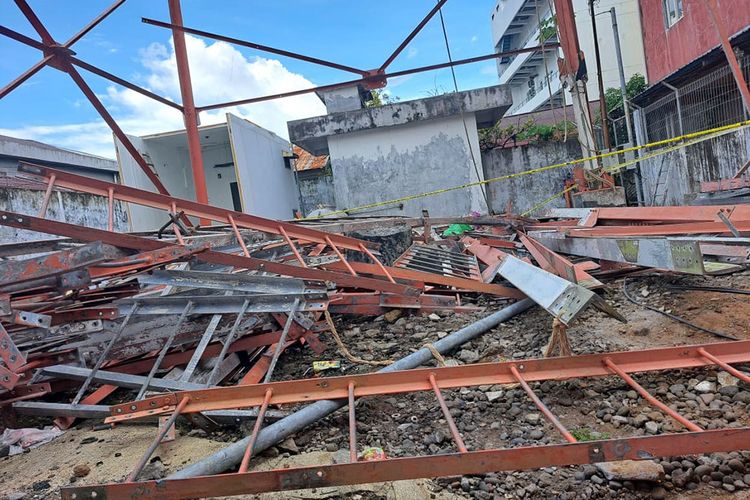 Pekerja tower telekomunikasi di Ternate, Maluku Utara tertimpa besi, jatuh dan meninggal sesaat setelah gempa bumi magnitudo 6,6 di wilayah Halmahera, Rabu (22/11/2023).