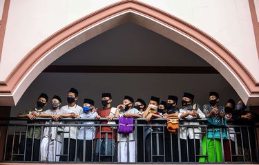 Santri putra beraktivitas  di Pondok Pesantren An Nuqthah, Kota Tangerang, Banten, Kamis (18/6/2020). Pondok pesantren An Nuqthah kembali melaksanakan aktivitas setelah libur panjang akibat COVID-19 dengan menerapkan protokol kesehatan dan pengecekan kesehatan bagi santri yang baru tiba.