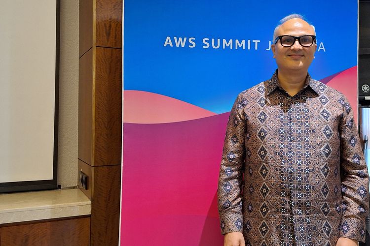 Vice President &amp; General Manager AWS Database Services Ganapathy Krishnamoorthy menegaskan komitmen investasi jangka panjang AWS untuk akselerasi ekonomi digital Indonesia di AWS Summit Jakarta 2025.