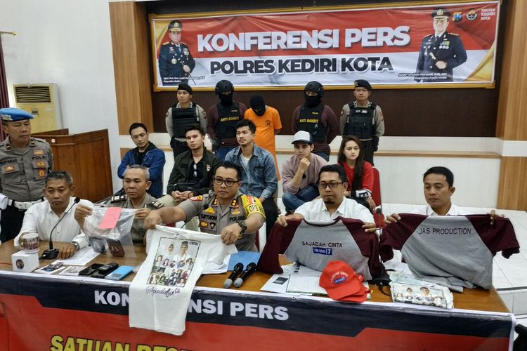 Beberapa pesinetron ibu kota saat hadir dalam konferensi pers dugaan penipuan rekrutmen artis sinetron di Mapolres Kediri Kota, Jawa Timur, Senin (29/7/2019). Sebanyak 25 warga Kediri jadi korban penipuan sinetron Sajadah Cinta, dengan total kerugian Rp 280 juta. 