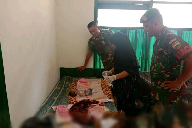 Bayi yang dilahirkan Hodijah (19) warga Desa Ujung Batu Sosa, Padang Lawas secara darurat di dalam mobil dirawat dan dibersihkan di kantor Koramil 08 Barumun, Senin (9/3/2020) dan dibantu petugas Koramil.