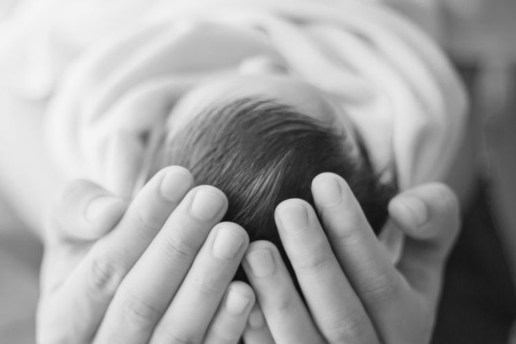 Kepala bayi terdiri dari tengkorak yang lunak dan fleksibel, jadi sangat rentan cedera. Jika anak sakit kepala dan sulit tidur, segeralah periksakan.
