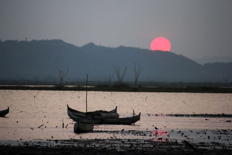 Danau Limboto salah satu dari 15 danau kritis di Indonesia yang tercemar logam berat dan unsur tanah jarang. Diduga aktifitas manusia menyebabkan kelimpahan polutan ini di sedimen danau.