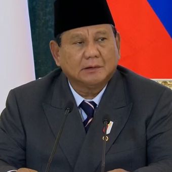Presiden Prabowo Subianto dalam pernyataan bersama (Joint Press Statement) bersama Presiden Rusia Vladimir Putin di Istana Constantine St. Petersburg, Rusia, Kamis (19/6/2025).