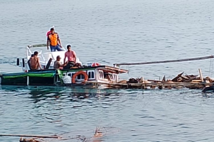 Kapal Motor (KM) Labobar tenggelam di Perairan Pulau Karamian, Kabupaten Sumenep, Jawa Timur, Rabu (20/12/2023). 