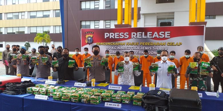 Kapolda Riau Irjen Pol Muhammad Iqbal bersama Gubernur Riau Syamsuar dan Danrem 031/Wira Bima Brigjen TNI Syech Ismed, dalam konferensi pers memperlihatkan barang bukti sabu 80 kilogram yang ditangkap dari 11 orang pelaku, Kamis (20/1/2022).