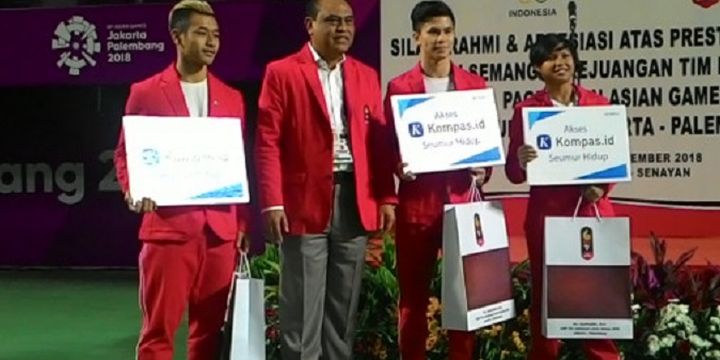 Penyerahan secara simbolis akses gratis Kompas.id seumur hidup kepada para atlet berprestasi diwakilkan Chef de Mission Asian Games 2018, Syafruddin, Minggu (2/9/2018). 