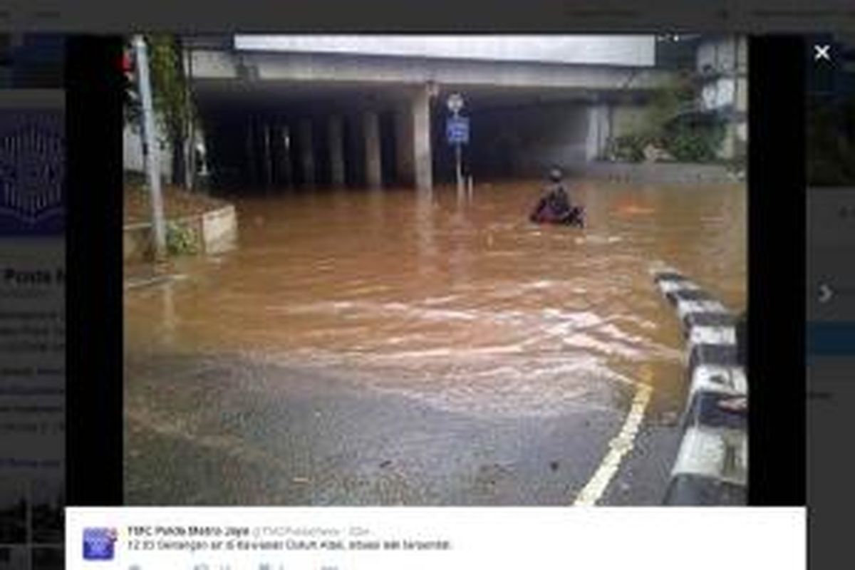 Hujan deras yang mengguyur Jakarta, Sabtu (7/11/2015), membuat sejumlah kawasan tergenang. Salah satunya di kawasan Dukuh Atas, Jakarta Pusat. Banjir membuat jalan di bawah kolong Landmark tidak bisa dilalui.