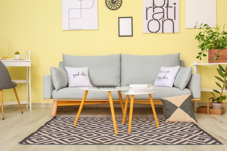Ilustrasi ruang keluarga dengan nuansa warna kuning, ilustrasi meja nesting di ruang keluarga. 