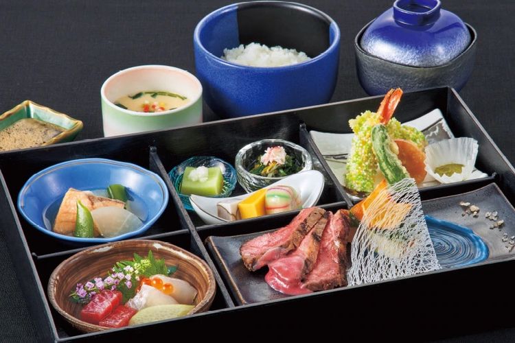 Set menu Tomioka Giyu yang menghidangkan salmon rebus dan lobak putih. Wisatawan bisa mendapatkannya di restoran tema Demon Slayer bernama Wisteria Restaurant di Universal Studios Japan, Jepang.