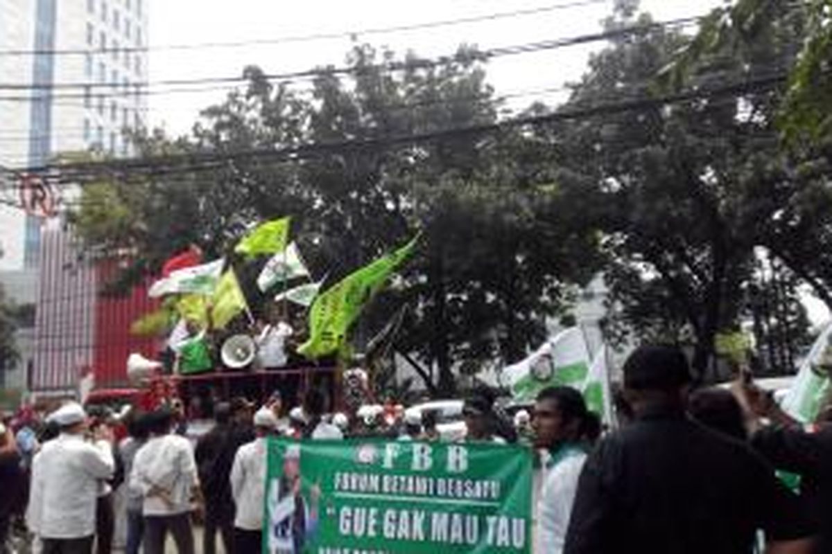 Aksi unjuk rasa oleh Gerakan Masyarakat Jakarta di depan kantor DPRD DKI, Kamis (26/2/2015). 