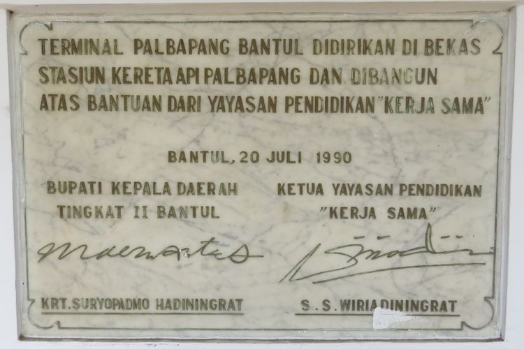 Plang di Terminal Palbapang, Eks Stasiun Palbapang di tengah Jalur Kereta Yogyakarta-Bantul (2016).