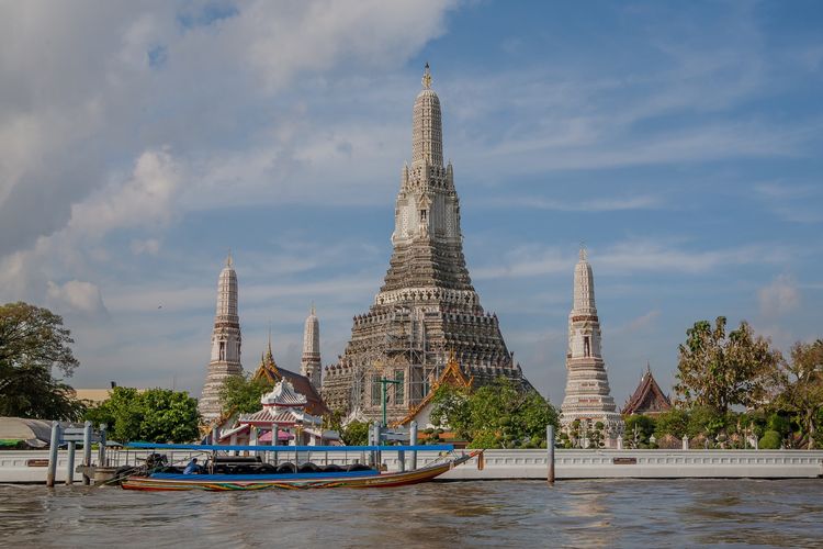 Kuil Buddha, Wat Arun di Bangkok, Thailand, yang bisa diakses melalui Sungai Chao Phraya.