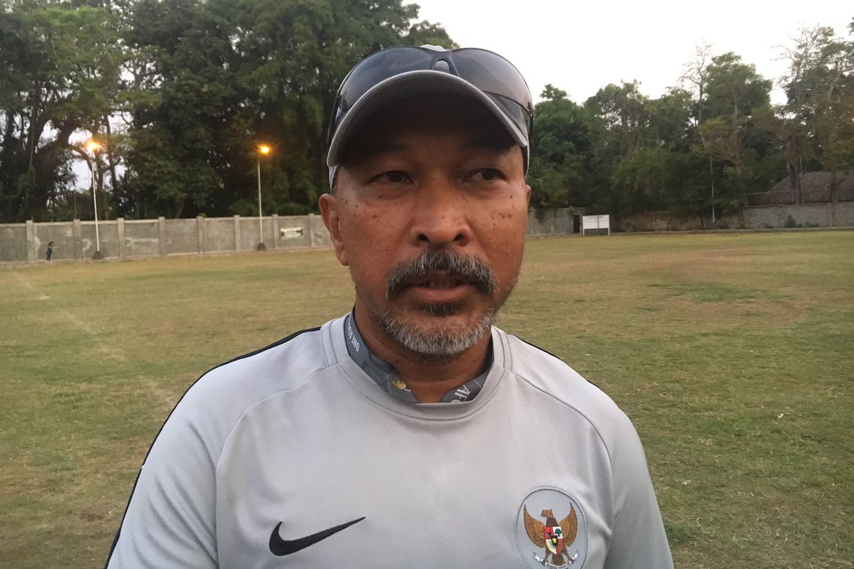 Fakhri Husaini, ketika masih menjabat sebagai Pelatih Timnas Indonesia U-19. Foto ini diambil setelah dia memimpin latihan anak asuhnya di Lapangan Sidakarya, Denpasar, Sabtu (19/10/2019).