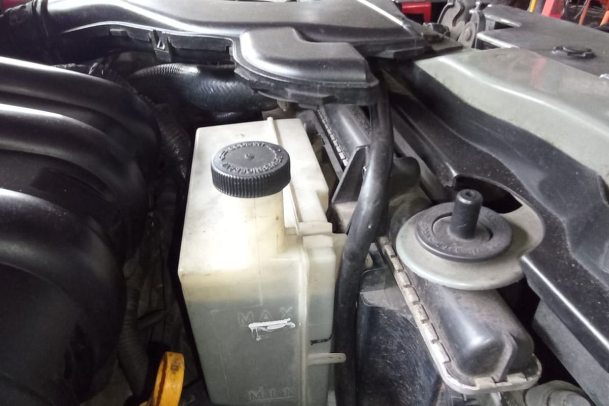 Kebocoran pada radiator harus diperiksa dari mana sumbernya untuk menentukan radiator harus diganti atau bisa diperbaiki