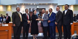 Ketua DPR RI Puan Maharani usai menetapkan Pimpinan Banggar DPR RI periode 2024?2029 di gedung Nusantara II, Senayan, Jakarta, Selasa (22/10/2024). 