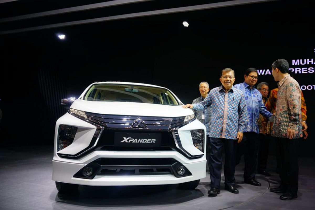 Wakil PResiden Republik Indonesia, H.M Jusuf Kalla mengunjungi booth Mitsubishi
 di GIIAS 2017