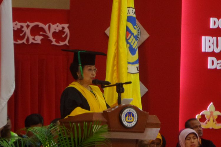 Presiden Kelima RI, Megawati Soekarnoputri saat menyampaikan pidato ilmiah di auditorium Universitas Negeri Padang, Rabu (27/9/2017).