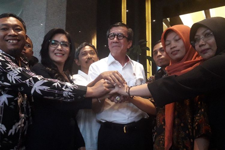 Menteri Hukum dan HAM Yassona Laoly usai bertemu dengan Baiq Nuril di Kantor Kementerian Hukum dan HAM, Senin (8/7/2019) sore.