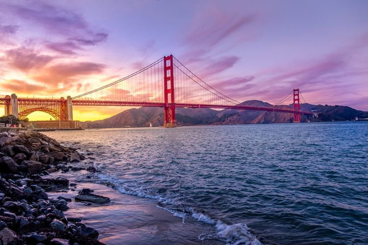 Golden Gate Bridge, merupakan salah satu contoh jembatan gantung yang ada di dunia. 