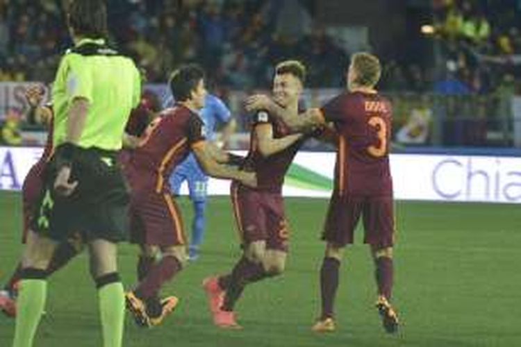 Penyerang AS Roma, Stephan El Shaarawy (kedua dari kanan), merayakan gol ke gawang Empoli, pada laga lanjutan Serie A di Stadion Carlo Castellani, Sabtu (27/2/2016) atau Minggu dini hari WIB.
