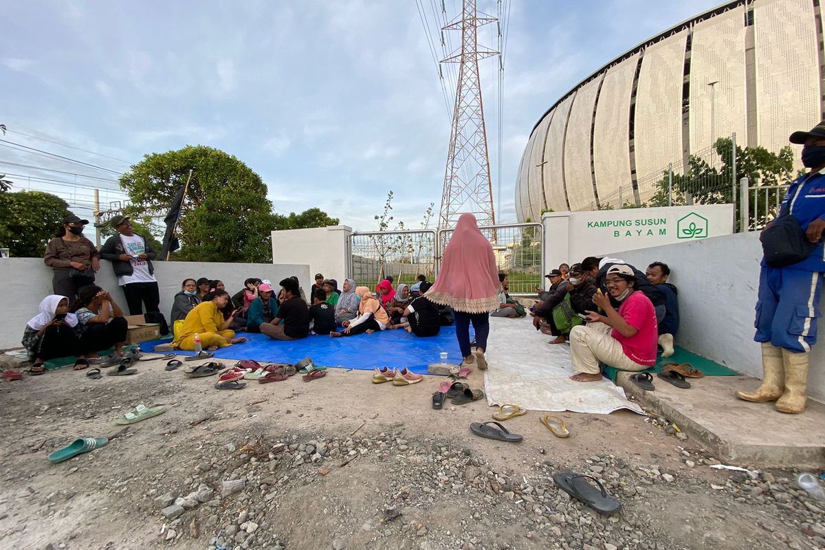 Warga Kampung Bayam kembali mendatangi Kampung Susun Bayam di Tanjung Priok, Jakarta Utara pada Selasa (22/11/2022). Mereka meminta kejelasan terkait kapan akan direlokasi ke rumah susun (rusun) tersebut. 