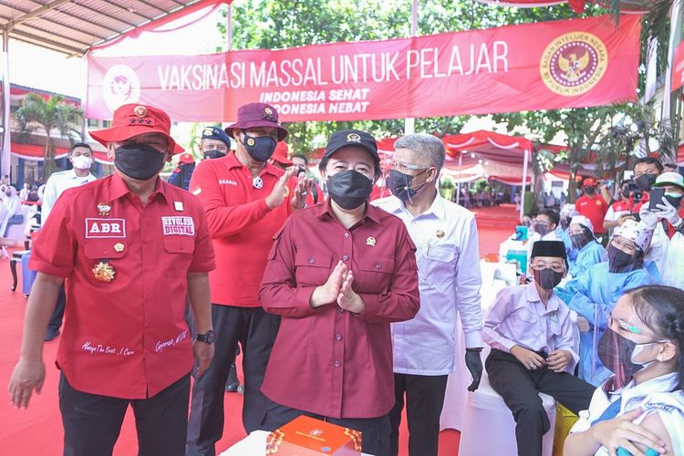 Ketua DPR Puan Maharani saat meninjau vaksinasi Covid-19 di SMKN 1 Cibinong, Kabupaten Bogor, Jawa Barat, Rabu (29/9/2021).