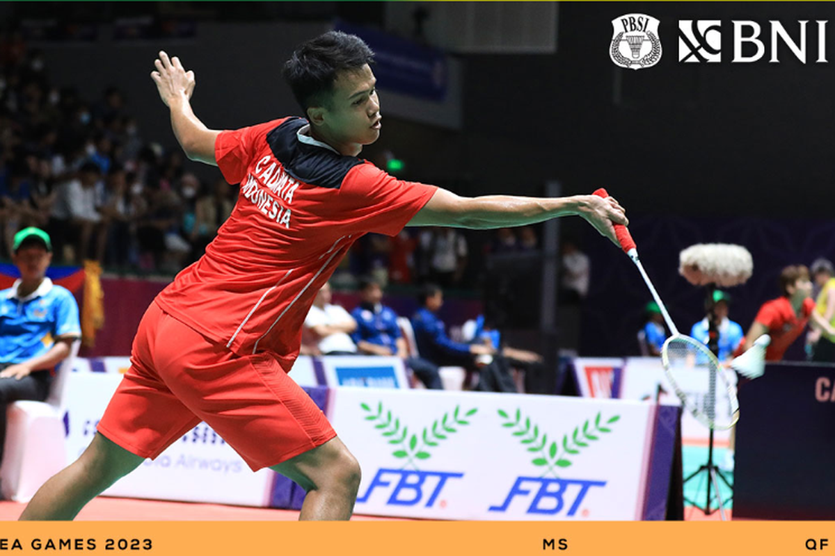 Pebulu tangkis tunggal putra Indonesia, Christian Adinata, saat tampil dalam perempat final nomor perorangan SEA Games 2023 di Kamboja, Minggu (14/5/2023). Christian Adinata menang dan lolos ke semifinal.