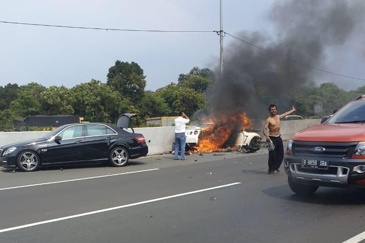 Nissan GT-R kecelakaan di jalan Tol Jagorawi