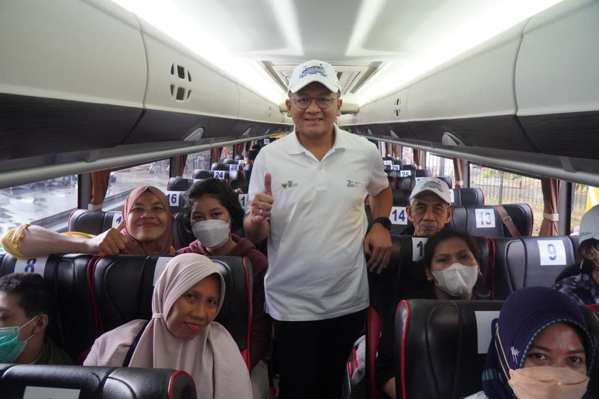 Direktur Human Capital dan Transformsi PT Jasa Marga (Persero) Tbk Bagus Cahya Arinta melepas 839 orang pemudik dengan 19 armada bus dalam program Mudik Bersama BUMN 2023.