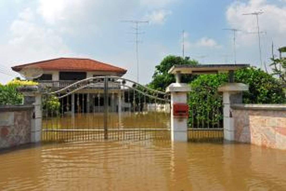 Selama banjir belum menunjukkan tanda-tanda akan berkunjung ke rumah Anda, cobalah mendaftarkan nomor-nomor telepon penting yang bisa membantu Anda ketika banjir datang. Simpan nomor telepon pengurus RT, RW, posko banjir terdekat, kantor Anda, rumah ibadat, atau organisasi yang Anda ikuti. Jangan lupa, simpan juga nomor-nomor kerabat Anda.