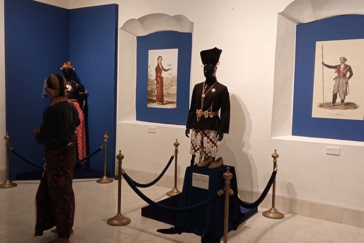 Pakaian yang dipamerkan di pameran Sang Adiwara selain pakaian kebesaran HB II juga dipamerkan pusaka, alat makan, kain batik