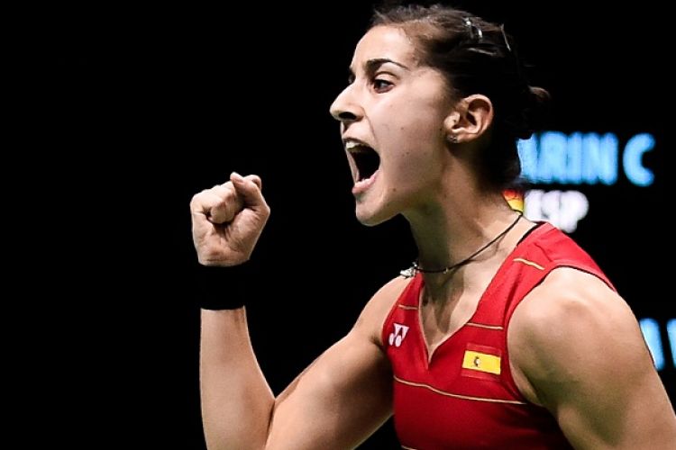 Pebulu tangkis tunggal putri Spanyol, Carolina Marin, meluapkan ekspresi saat menghadapi pemain asal India, Pusarla Sindhu, pada kejuaraan Super Series di Dubai, 16 Desember 2016.