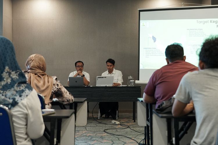 PPIU M4CR BRGM Sumatera Utara, Aditya Wahyu Putra Memberikan Paparan Pelaksanaan Rehabilitasi Mangrove di Sumatera Utara 
