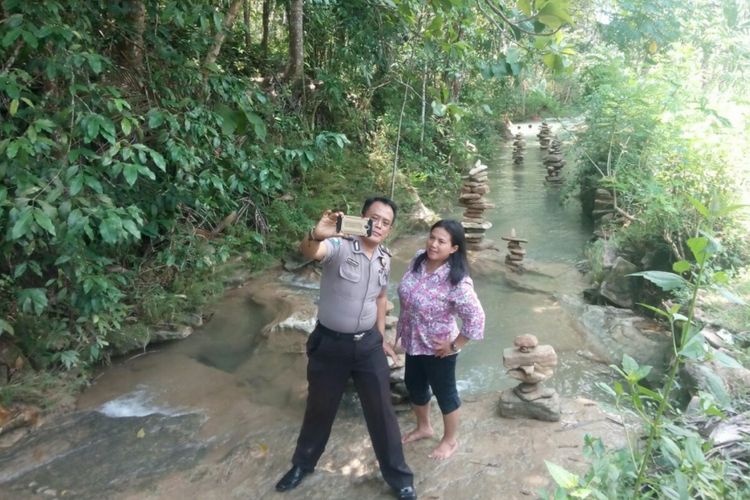 Warga berfoto di Sungai Brongkol, Sedayu, Bantul, yang terdapat batu bertumpuk.