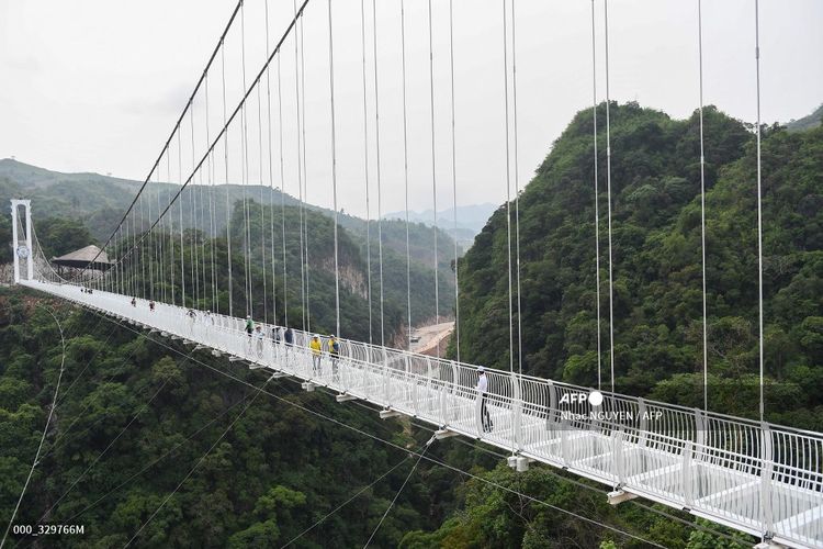 Jembatan kaca Bach Long di Vietnam, diklaim sebagai jembatan kaca terpanjang di dunia