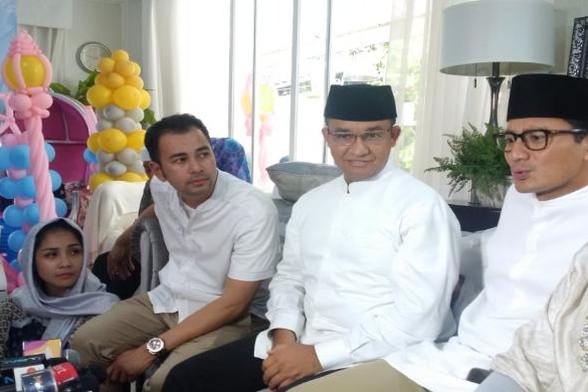 Anies Baswedan dan Sandiaga Uno menghadiri acara pengajian yang digelar di kediaman Raffi Ahmad dan Nagita Slavina di Green Andara Residence, Pondok Labu, Jakarta Selatan, Sabtu (18/2/2017).