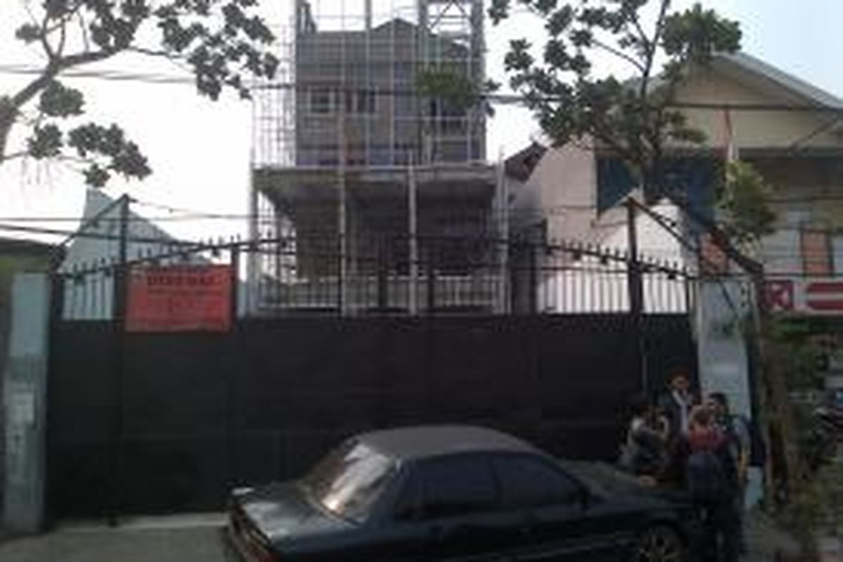 Sebuah bangunan tiga lantai di Jalan KS Tubun Raya No. 8 RT 03/RW 05, Slipi, Jakarta Barat, yang tak memiliki Izin Mendirikan Bangunan (IMB) dan melanggar Garis Pandang Bangunan (GPB). Bangunan ini seharusnya dieksekusi oleh Suku Dinas Pengawasan dan Penertiban Bangunan (P2B) Jakarta Barat pada Rabu (4/9/2013) kemarin