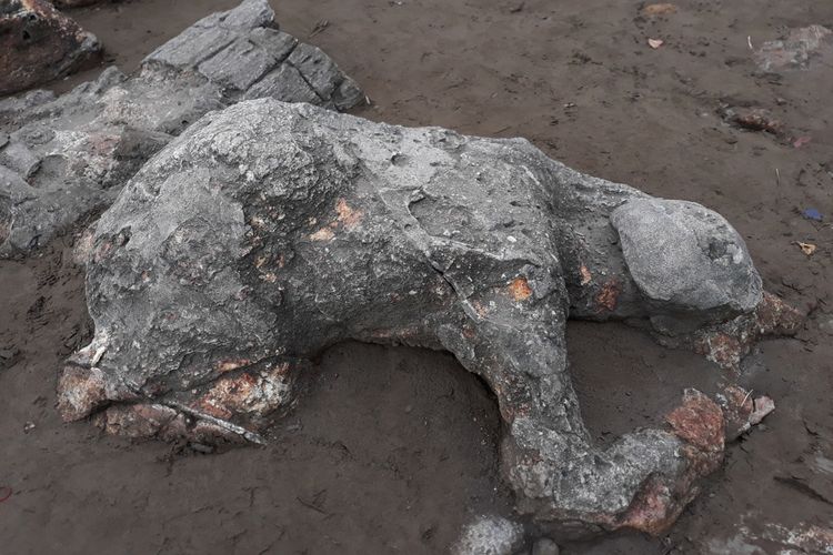 Batu Malin Kundang di Pantai Air Manis, salah satu wisata pantai di Padang.