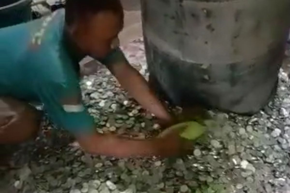 Keluarga di Sukabumi tengah menghitung pecahan uang koin dengan nilai hingga Rp.70 Juta.