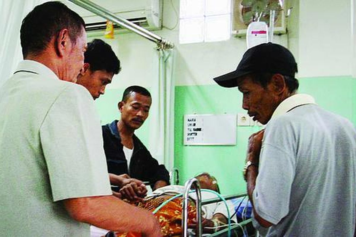 Muhammad Yusuf (33) tergeletak lemas di Ruang Unit Gawat Darurat (UGD) Rumah Sakit Bhakti Yudha, Depok, Jawa Barat, Senin (23/8). Yusuf sempat tidak sadarkan diri dan muntah darah setelah menenggak minuman keras bersama rekan-rekannya di Jagakarsa, Jakarta Selatan, akhir pekan lalu. Sembilan orang tewas setelah menenggak minuman keras tersebut.
