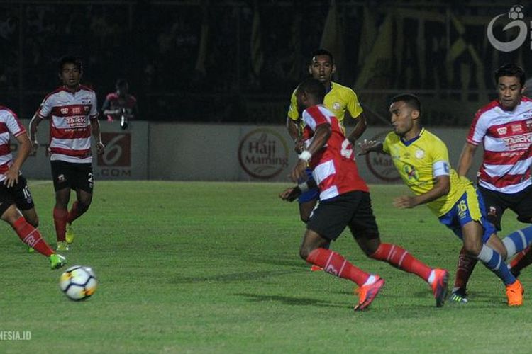 Pemain Barito Putera dan Madura United berebut bola pada laga pekan ke-18 Liga 1 2018 di Stadion 17 Mei, Sabtu (28/7/2018).