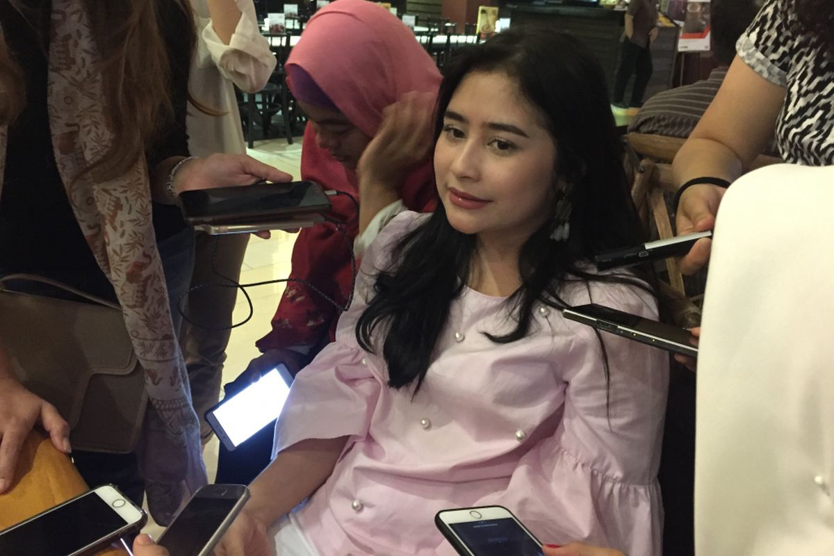 Prilly Latuconsina saat berbincang santai dengan awak media di sela acara Pesona Ramadhan Fashion Delight di Main Atrium, Kota Kasablanka, Jakarta Selatan, Rabu (17/5/2017).