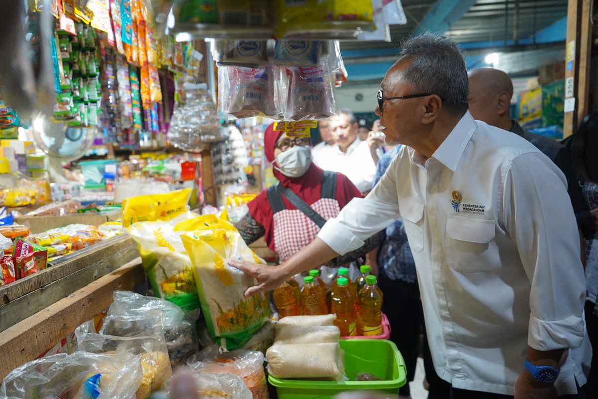 Menteri Perdagangan (Mendag) Zulkifli Hasan (Zulhas) saat melakukan pemantauan harga dan ketersediaan barang kebutuhan pokok (bapok) di Pasar Bulu, Semarang, Jawa Tengah (Jateng), Selasa, (20/2/2024).
